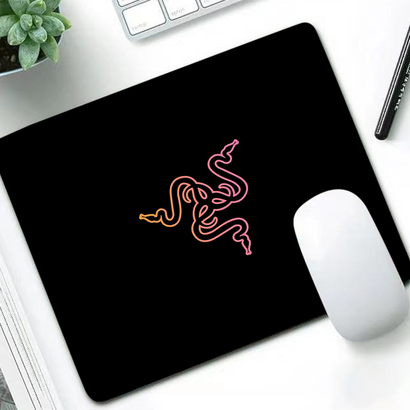 Razer Luxury Mouse Pad Anime G - Laptop Accessories Table recensione e prezzo